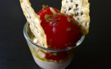 Verrine de petites tomates poèlées au pesto sur crème de pignon, chips de parmesan au sésame noirs