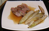 Magret de canard sauce miel / pain d'épice et ses endives sautées