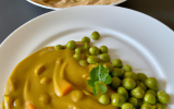 Crème de petits pois, patate douce et curry indien