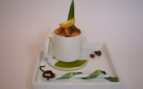 Cocotte de pâtissière soufflée ananas, coco, mangue et raisins