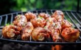 Poulet mariné au barbecue : voici une recette ultra simple et tellement bonne pour une viande moelleuse et savoureuse
