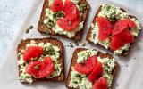 Tartines avocat, cottage cheese et pomelo