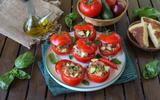 L’entrée parfaite à servir quand il fait chaud : des tomates farcies froides façon panzanella