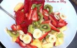 Salade de fruits kiwis, bananes, fraises, ananas