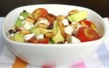Salade tout en saveurs et jeux de textures : avocats, feta, pignons, tomates et olives noires