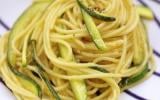 Spaghettis au citron, courgettes et pignons grillés