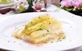 “ Ça marche à merveille” : Hélène Darroze partage sa délicieuse recette de printemps, des asperges blanches avec une sauce aux oeufs !