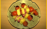 Brochettes d'ananas, tomates et lard fumé