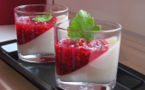 Panna cotta à la vanille et sa compotée de fruits rouges