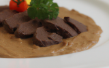 Filet d'autruche au cacao, purée oubliée