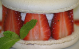 Macarons à l"amande fourrés aux fraises du Périgord