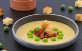 Velouté de petits pois, royale de lard fumé et biscuit croquant au piment d'espelette