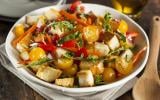 Connaissez-vous la panzanella ? Voici notre recette pour réaliser cette délicieuse salade italienne de tomates et pain !