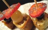 Brochettes de mini-cakes, noix, lardons et roquefort