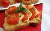 Tartines au thon, tomates cerises et basilic