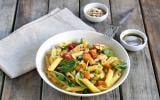 Salade de penne rigate sans gluten aux légumes et curry