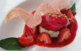 Duo de fraises : Blesotto vanille et fraises, sorbet fraises et hibiscus