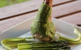 Souris d'agneau confites en croute de cresson, asperges crues, asperges cuites