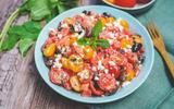 Le plat parfait à servir quand il fait chaud : un salade pastèque, feta, tomates cerise et olives !