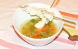 Soupe laitue, carottes et brochettes de poissons