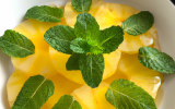 Carpaccio d'ananas sirop à la menthe fraîche