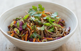 Wok de nouilles soba aux légumes