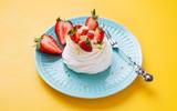 Pavlova aux fraises : la cheffe Hélène Darroze nous apprend à réaliser cette pâtisserie mythique