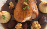 Chapon au monbazillac, marrons et foie gras