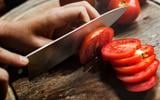 Je coupe toujours mes tomates comme ça : je ne perds plus une goutte de jus, et ça change tout !