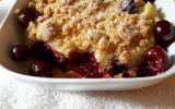 Crumble aux pommes et cerises