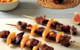 Brochettes de magret de canard, maïs, abricots et figues