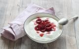 Mousse de fromage blanc et cerises poêlées