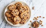 Découvrez la recette (décadente) des cookies façon Snikers du chef Mohamed Cheick