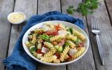 Salade de fusilli façon BLT aux tomates et bacon grillé,