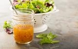 Voici le petit secret bien gardé des cuisiniers pour réussir à coup sûr sa vinaigrette