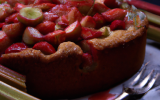 Gâteau à la rhubarbe et fraises