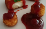 Camembert frit, coulis groseille-ketchup