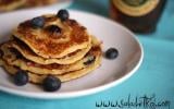 Pancakes aux flocons d'avoine, cottage cheese et myrtilles