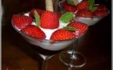 Dessert aux fraises et chocolat blanc sur lit de cassis