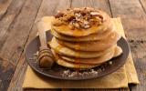 Pancakes au yaourt, miel, noix et amandes