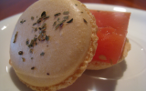 Macarons à la gelée de tomate et basilic