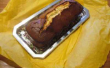 Gâteau brun au yaourt et pépites de chocolat