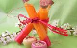 Potion magique ou smoothie mangue, carottes, fraises, jus de betteraves et épices