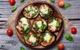 “Une bonne façon de manger des légumes tout en se faisant plaisir !” : cette recette de pizza à l’aubergine plaira à coup sûr aux enfants !