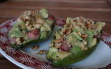 Tartare d'avocat aux pêches et noix, en coque