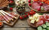 “On a l’impression que c’est le truc healthy de l'apéro, mais non c’est hyper gras” : une diététicienne nous met en garde sur cet aliment !