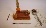 Illusion d'une bûche de Noël aux marron, pralin, clémentine confite et chocolat