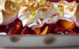 Gratin de nectarines et cassis meringué parsemé d'amandes effilées