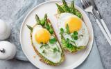 Tartines à l'avocat, asperges et oeufs au plat