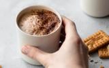 Comment préparer une tasse de “Dirty Chaï Latte”, cette boisson chaude à base de café et d’épices très réconfortante ?